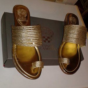VINCE CAMUTO GOLD STRAPS TOE THONG SANDAL 9.5 M